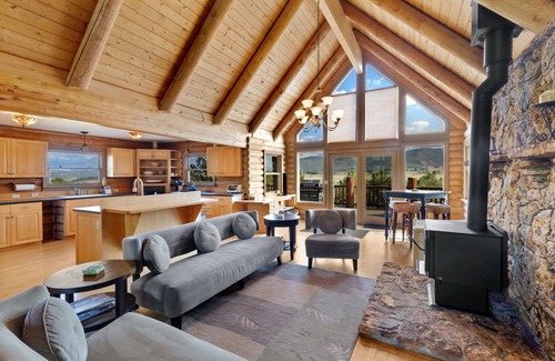 Pleasant Valley House | Serene Spacious Log Home | San Juan Mountain Views | Pet-Friendly