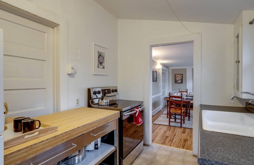 Croom Cottage | Serene spot, West River dock, sunsets, the Bay, only 40 min from Alexandria, DC.
