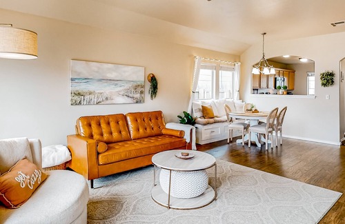 Broken Arrow House | Serene Stay | House in Broken Arrow with full kitchen, central AC, & W/D