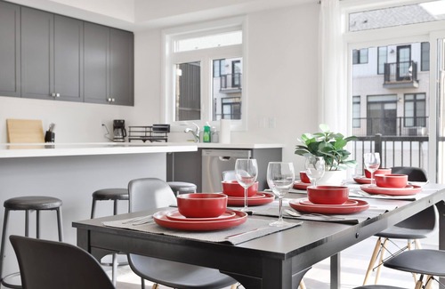Pickering House | Serene Stays - Pickering (5 Beds, 2.5 Baths, 4 Parking)