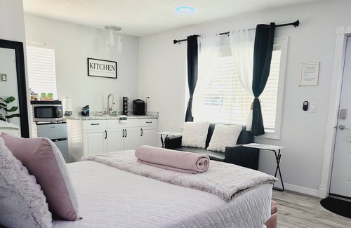 Spring Hill Apartment | Serene Suite+ Private Entrance, by beaches, lakes, Springs, state park and more!