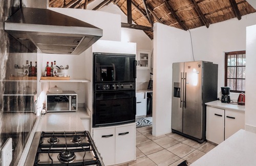 Faerie Glen House | Serene Thatched Roof Retreat in Faerie Glen, Pretoria