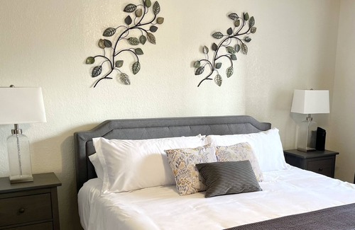 El Paso House | Serene Townhome with Mountain Viewnn