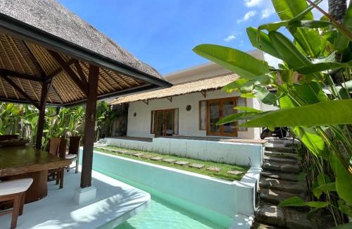 Berawa House | Serene Tropical Oasis 2BR Private Pool Villa Canggu's Heart