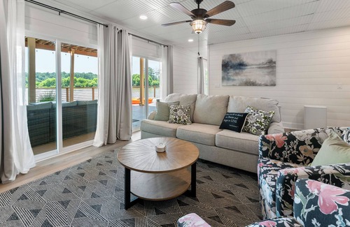 Covington House | Serene Waterfront Home @ Jackson Lake Escape