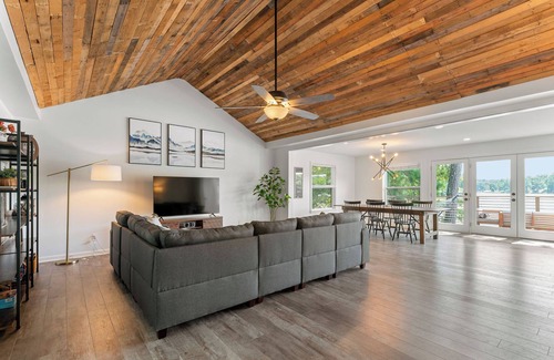 Covington House | Serene Waterfront Home @ Jackson Lake Escape