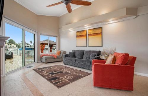 Discovery Bay House | Serene Waterside Retreat
