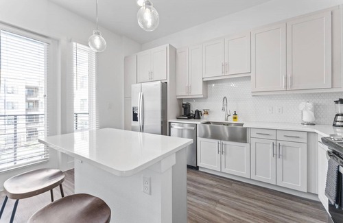 Highland Apartment | Serene West Downtown Studio w Washer Dryer