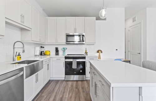 Highland Apartment | Serene West Downtown Studio w Washer Dryer
