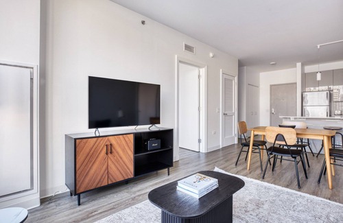 West Loop Apartment | Serene West Loop 2BR w/Gym & Pool in heart of Greektown, by Blueground