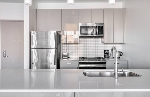West Loop Apartment | Serene West Loop 2BR w/Gym & Pool in heart of Greektown, by Blueground