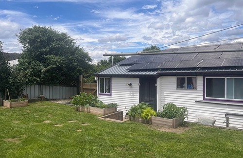 Lithgow Cottage | Serenity - a peaceful cottage 5 minutes drive to the centre