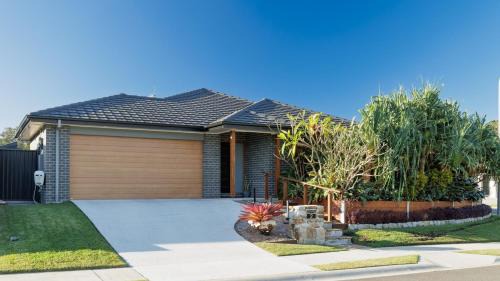 Emerald Beach House | Serenity Bay Retreat - Luxury Coastal Living