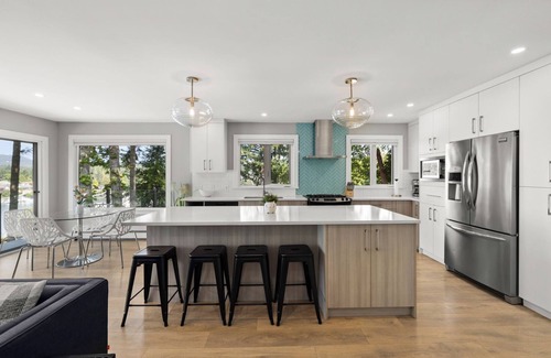 Brentwood Bay House | Serenity By The Bay