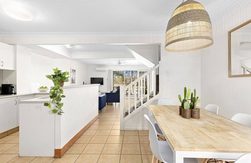 Elanora House | "Serenity by the Palms" Elanora a short stroll to Palm Beach