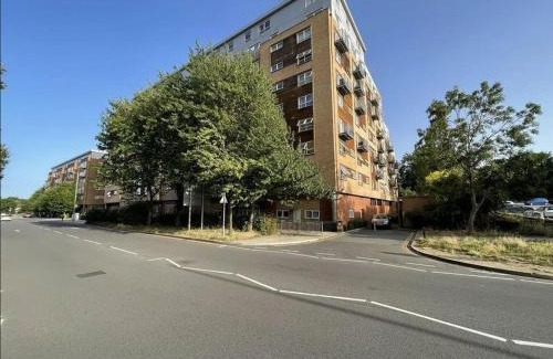 Basildon Apartment | Serenity-ESE Entire Home