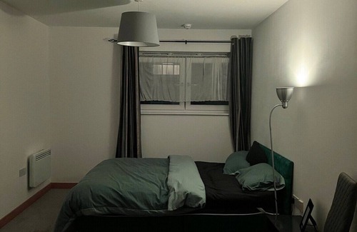 Basildon Apartment | Serenity-ese (Room 2)
