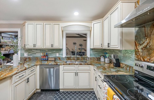 Pinellas Park House | Serenity Haven: Luxurious Retreat - Pool Heating Avail