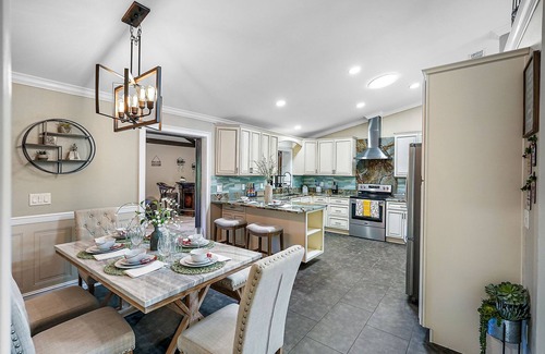 Pinellas Park House | Serenity Haven: Luxurious Retreat - Pool Heating Avail