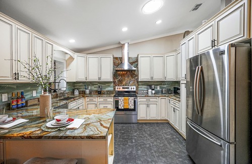 Pinellas Park House | Serenity Haven: Luxurious Retreat - Pool Heating Avail