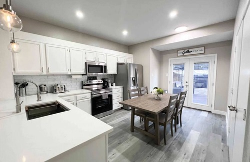 Euless House | Serenity in Heart of DFW w/PRIVATE parking & KING Bed ⭑ Min. from DFW Airport +