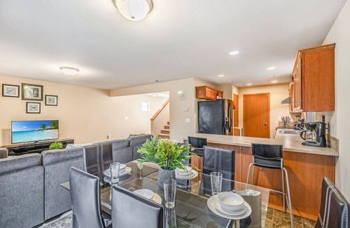 Holly House | Serenity in Prime Everett Craftsman | Near Boeing!