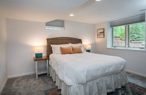 St. Louis Park House | Serenity in the City-3 BR Retreat in Minneapolis
