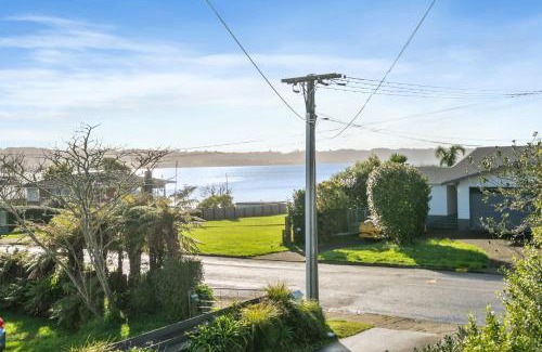 Ngongotaha House | Serenity Lakehouse - Rotorua Holiday Home