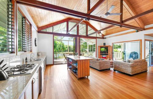 Mudjimba House | Serenity - Mudjimba - Pet Friendly Holiday Home