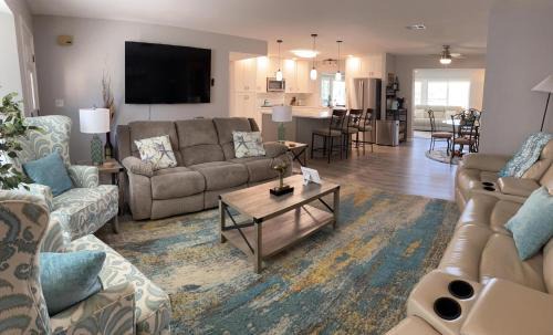 Oakland Hills Villa | Serenity Now, Full Refund, Pool Heat, Sleeps 8