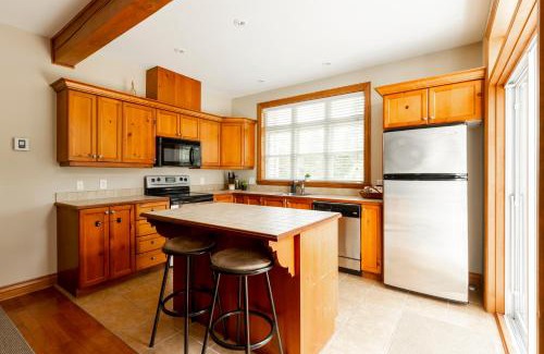 Mont-Tremblant Ski Chalet | Serenity Peaks Lodge by InstantSuites-LaBete Golf