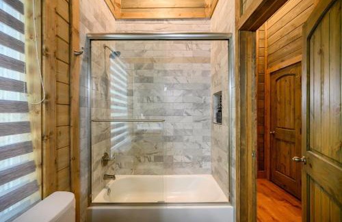 Broken Bow House | Serenity Pines-3bd/2bth, Sleeps 8, Hot tub+Arcades