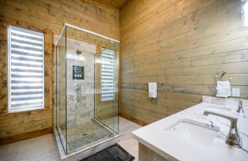 Broken Bow House | Serenity Pines-3bd/2bth, Sleeps 8, Hot tub+Arcades