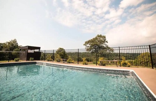 New Plymouth Cabin | "Serenity Ridge", a Luxury Log Estate with views!