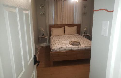 Collingdale House | Serenity Room by the Airport - Shared space