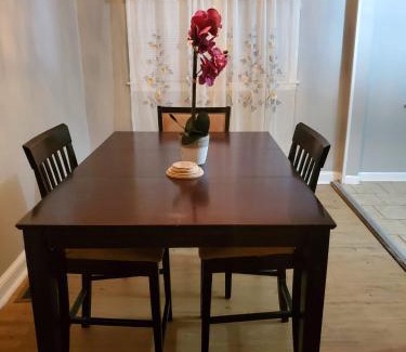 Collingdale House | Serenity Room by the Airport - Shared space