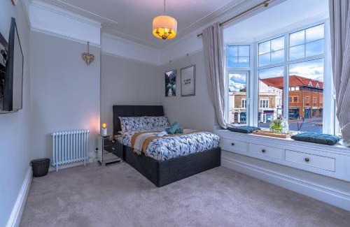 Westbury on Trym Apartment | Serviced Apartment with City Views & Smart Tech