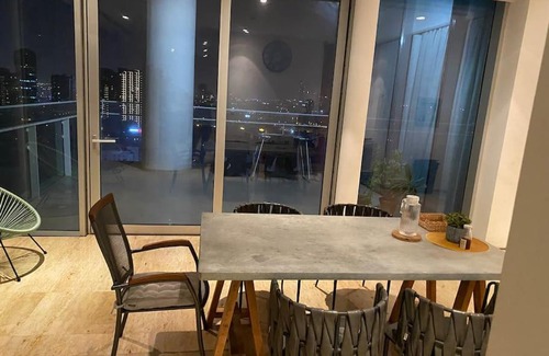 Al Mankhool Apartment | Serviced Room in a Luxurious apt - unmatched view