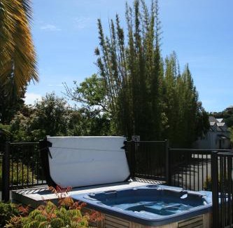 Russell House | Settler's Cottage 2 or 3 Bedroom - Russell Cottages Collection