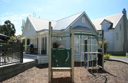 Russell House | Settler's Cottage 2 or 3 Bedroom - Russell Cottages Collection