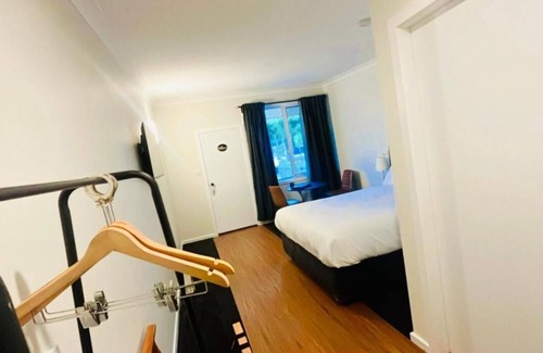 Gumly Gumly Hotel | Seven Inn