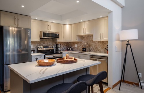 Blueberry Hill Apartment | ❄︎Seven Pines❄︎ | 3BR Luxury Penthouse | Hot Tub