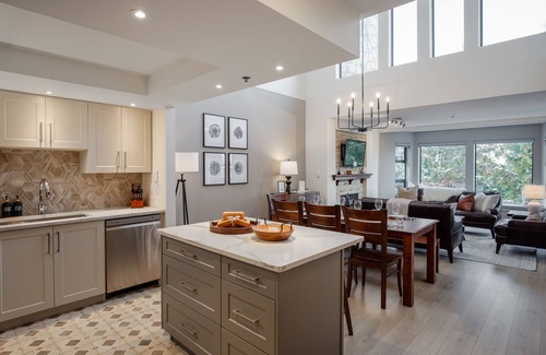Blueberry Hill Apartment | ❄︎Seven Pines❄︎ | 3BR Luxury Penthouse | Hot Tub