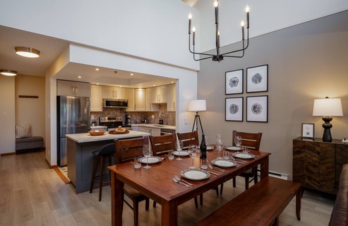 Blueberry Hill Apartment | ❄︎Seven Pines❄︎ | 3BR Luxury Penthouse | Hot Tub