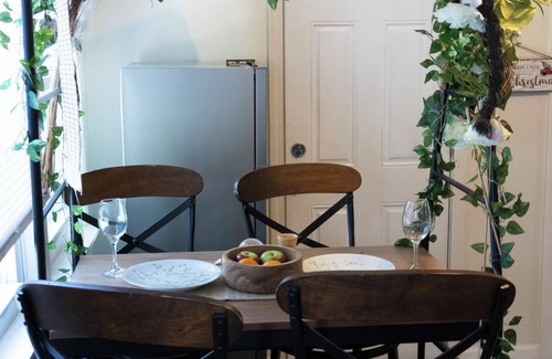 Beaver Hills Apartment | Seven Sleeps + Patio retreat/lake + Two-in-one game table/PS5