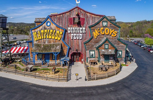 Gatlinburg - Pigeon Forge Cabin | Sevierville - Lofty Pines - 2 Bedrooms - Sleeps 6