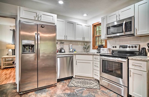 Pittman Center Cabin | Sevierville Mountain Cabin w/Hot Tub & Views!