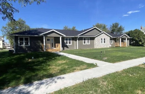 Seymour House | Seymour Southern Comfort. New build 2-bedroom duplex that comfortably sleeps 6.