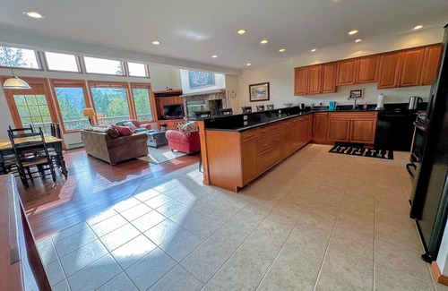 Bretton Woods House | SH1 Spacious Bretton Woods Retreat with AC, Stunning Views and attached garage