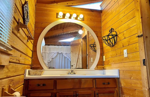 Pine Mountain Cabin | Shabby Chic meets the mountains! Sleeps 6